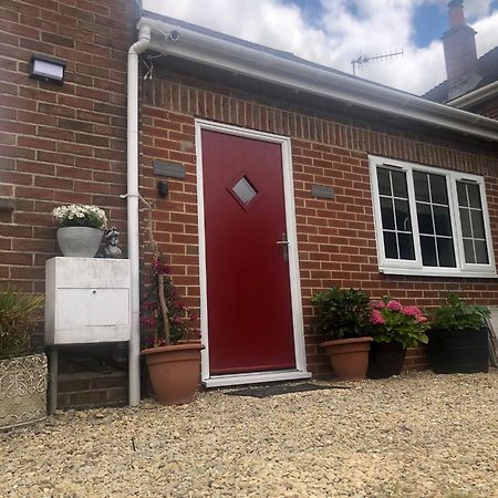 Entire Guest Suite With Gated Property Broad Blunsdon Exterior photo